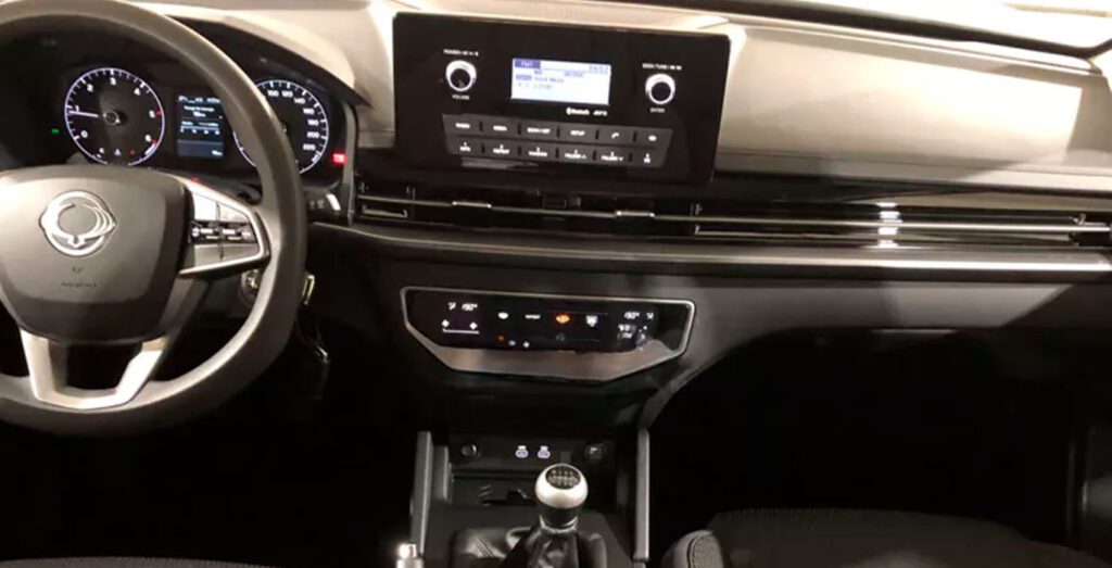 SsangYong-Musso-Sports-D22-DTR-Pro-4X4-MT-interior-delantera-2.jpg