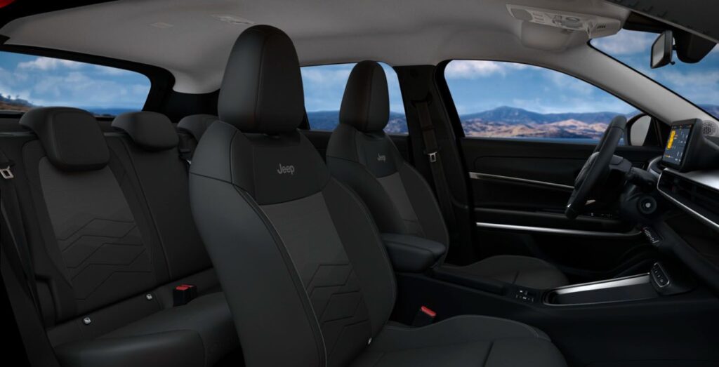 JEEP-AVENGER-MHEV-1.2-ALTITUDE-100CV-interior-trasera.jpg