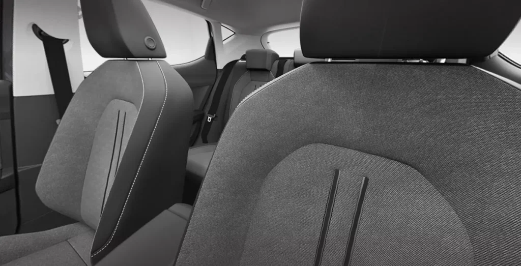 Seat-Leon-1.5-eTSI-DSG-7-SS-Style-XL-interior-trasera.webp