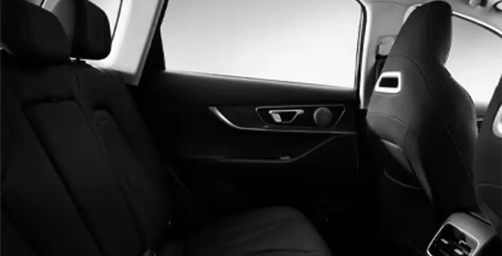 EBRO-S700-1.6-TGDI-Luxury-7-DCT-interior-trasera.webp