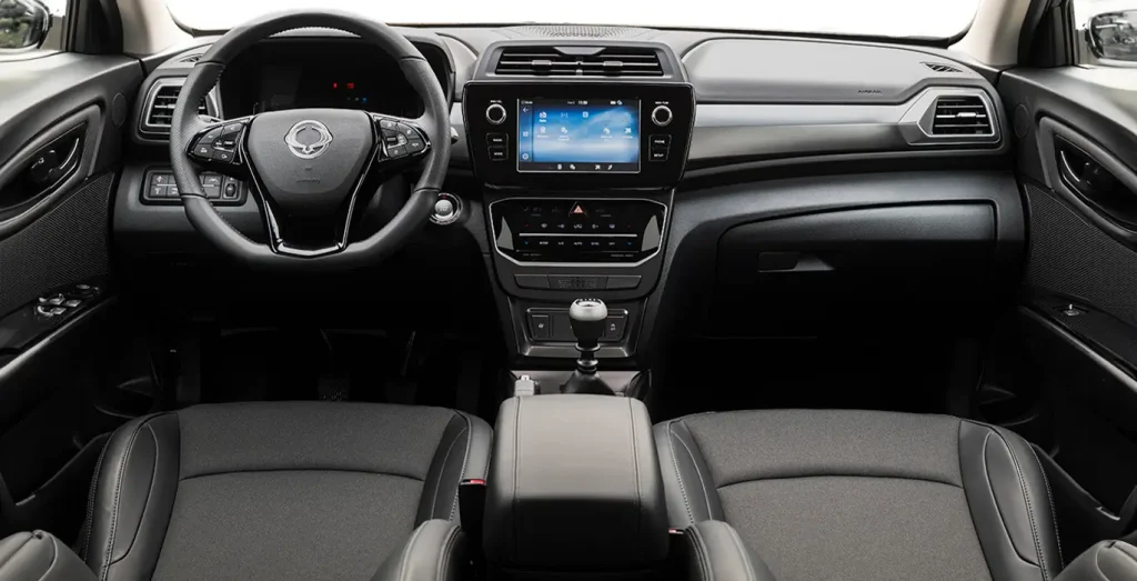 SSANGYONG-Tivoli-G15-Urban-Plus-4x2-interior-delantera-1.webp