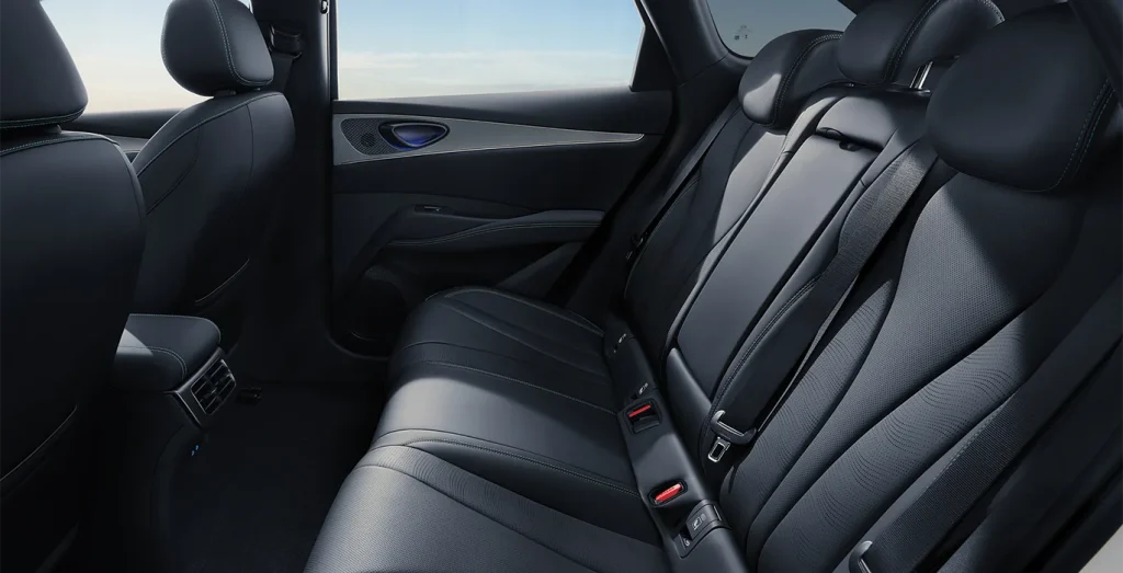 BYD-Seal-6-DM-I-Boost-Touring-interior-trasera-1.webp