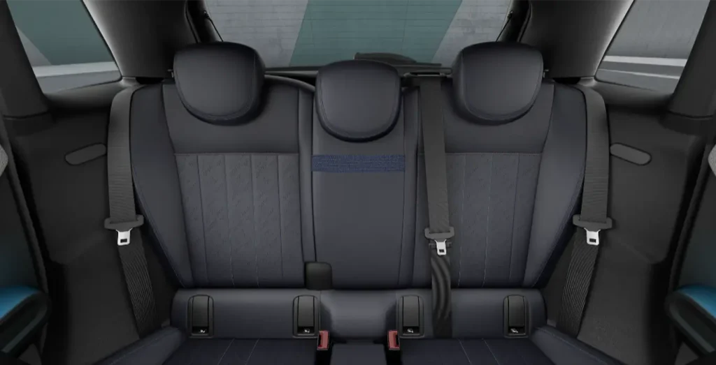 MINI-Cooper-5-Puertas-C-Favoured-115kW-interior-trasera-1.webp