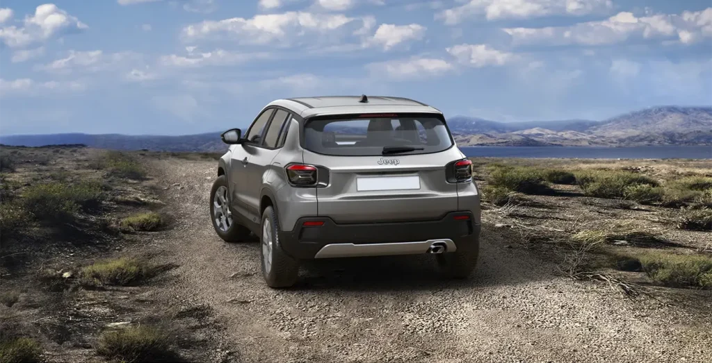 JEEP-AVENGER-E-HYBRID-ALTITUDE-gris-trasera.webp