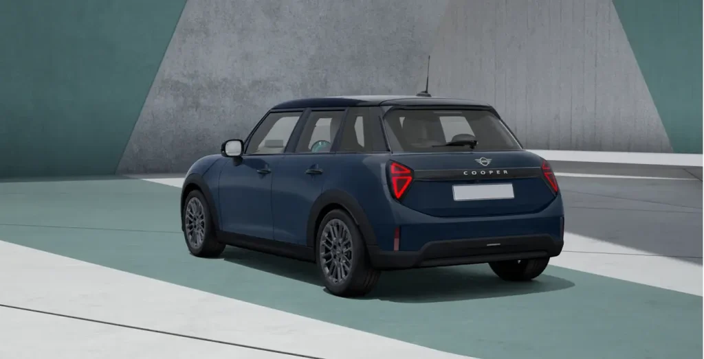 MINI-Cooper-5-Puertas-C-Favoured-115kW-azul-trasera-1.webp