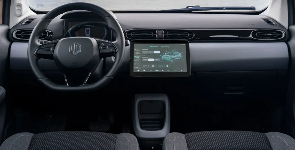 Interior delantero del Leapmotor T03 eléctrico con volante y salpicadero